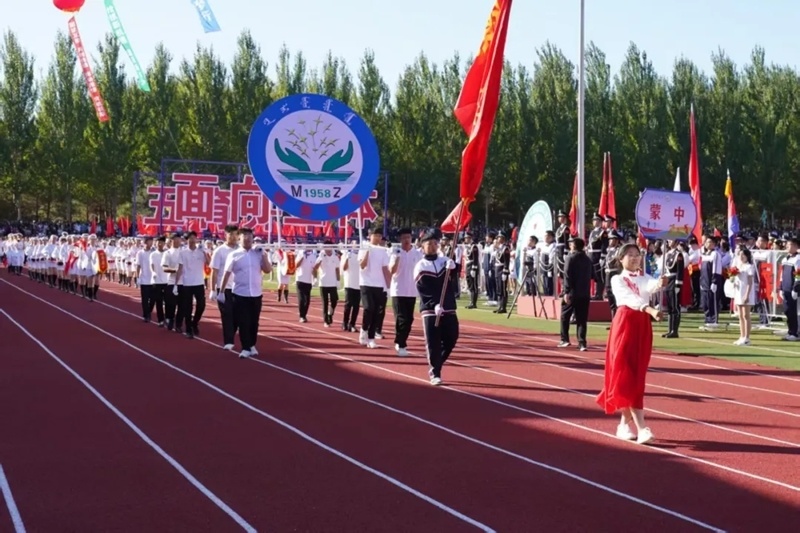 据了解, 场边彩旗方, 围中
